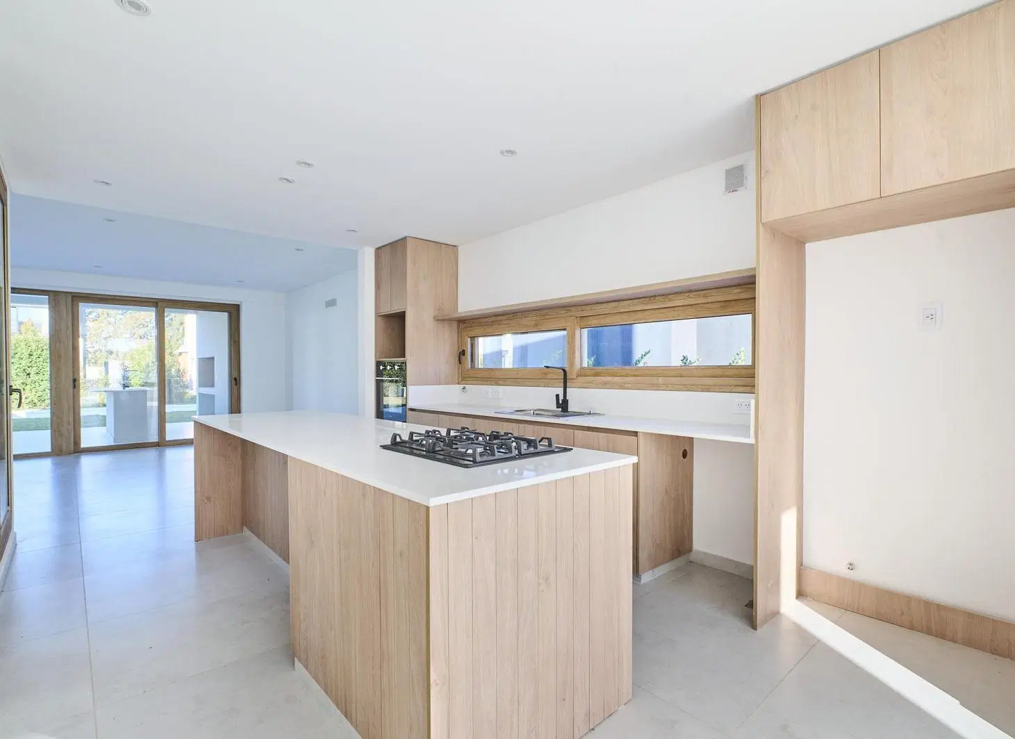 EN VENTA, CASA A ESTRENAR 4 SUITES, PILETA SOLARIUM. CARPINCHOS, NORDELTA. 4