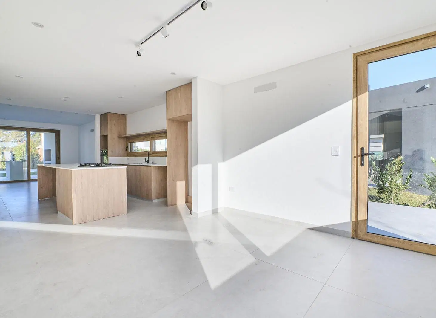 EN VENTA, CASA A ESTRENAR 4 SUITES, PILETA SOLARIUM. CARPINCHOS, NORDELTA. 8