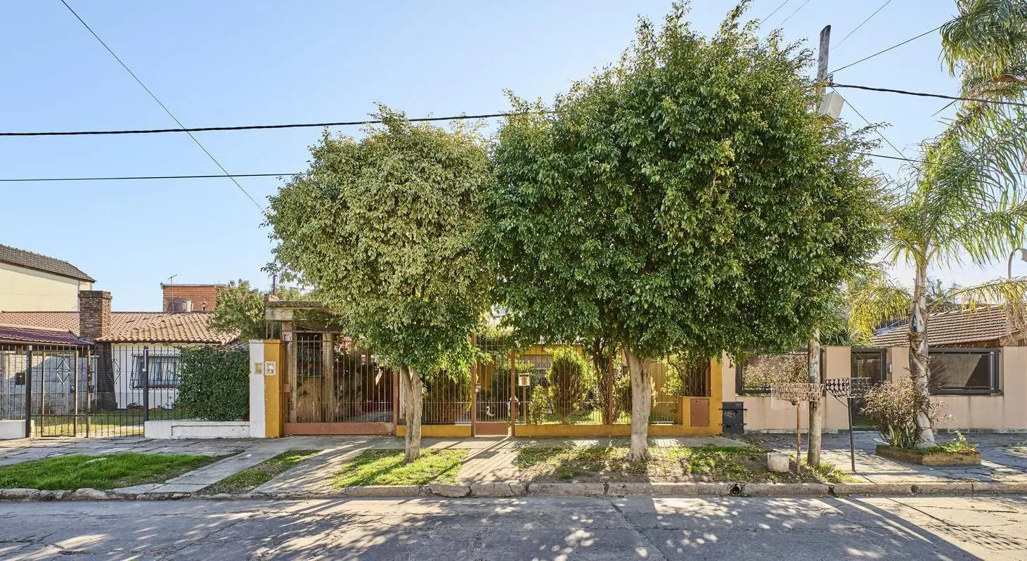 Venta Casa en Lote Propio de 3 Amb con Quincho y Patio con Jardin 2