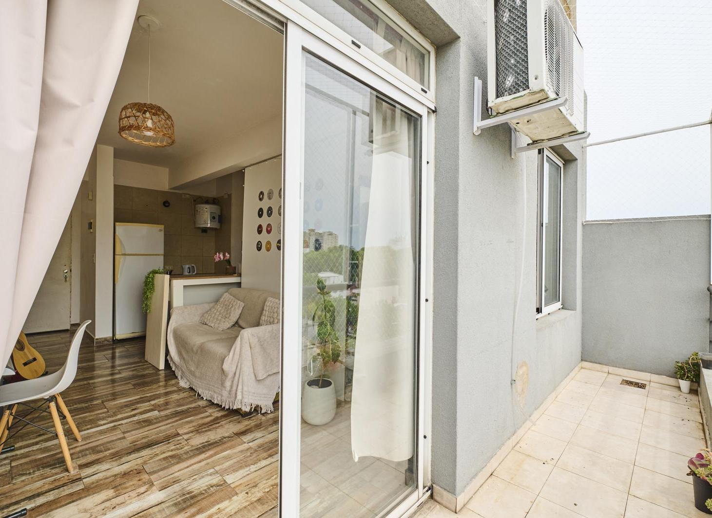 Foto de Venta Departamento Monoambiente en Monte Castro, imagen 1