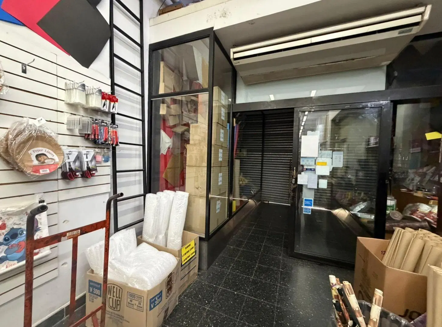 LOCAL EN INMEJORABLE UBICACION COMERCIAL SOBRE AV. CORRIENTES 2