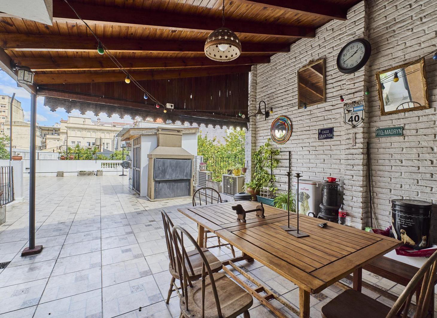 Foto de VENTA PH 4 ambientes con quincho y terraza propia en Balvanera, imagen 2