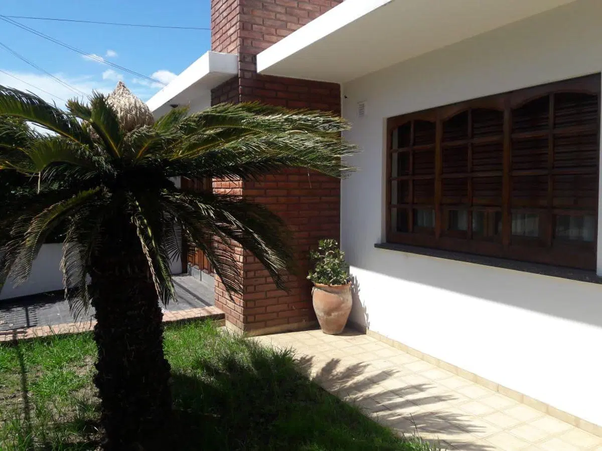 Casa 2 dormitorios + Dpto + Pileta!! 4