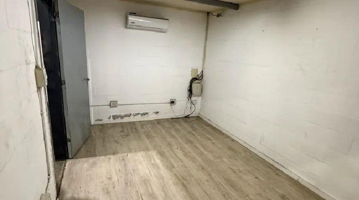 Foto de Costanera !! Galpon 200m2 Cub Villa Cabrera, a metros de Caraffa !!, imagen 4