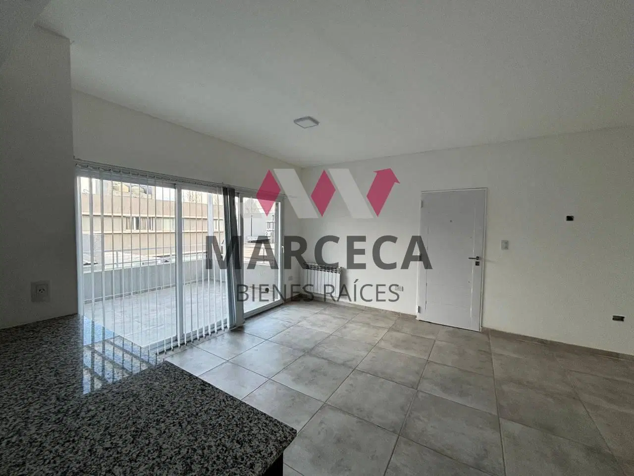 AMPLIO DEPARTAMENTO EN ALQUILER CON COCHERA Y PARRILLA 4