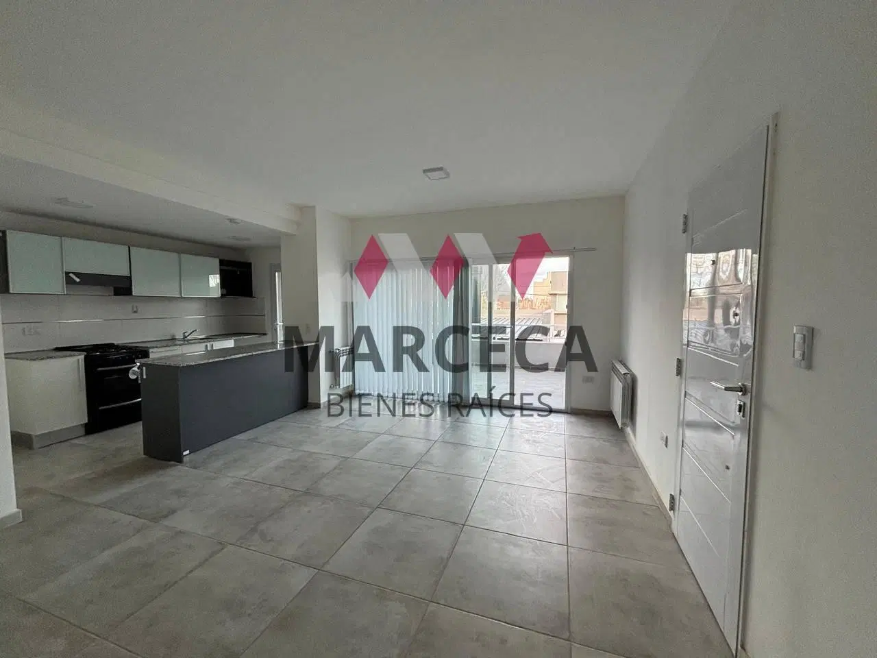 AMPLIO DEPARTAMENTO EN ALQUILER CON COCHERA Y PARRILLA 3