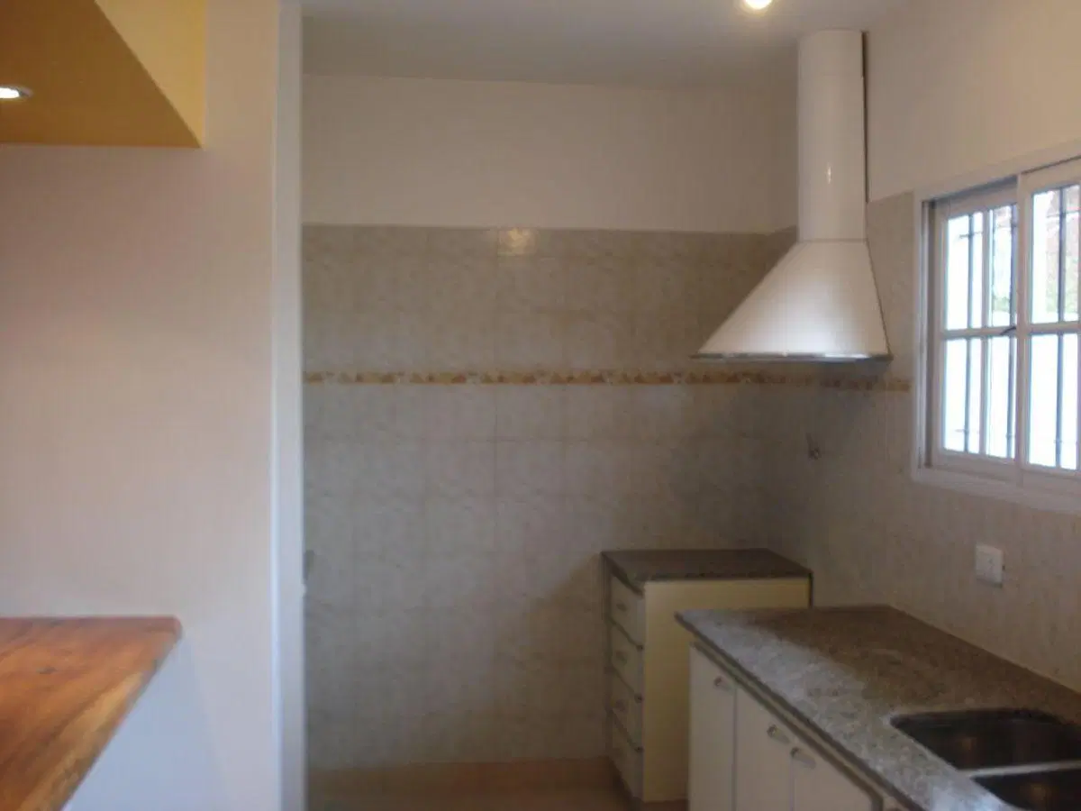 CASA 3 AMBIENTES EN EXCELENTE ZONA TODOS LOS SERVICIOS. 2