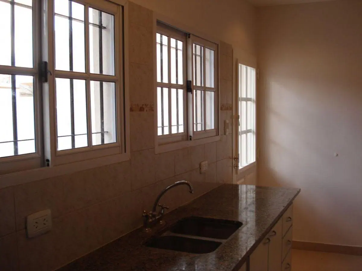 CASA 3 AMBIENTES EN EXCELENTE ZONA TODOS LOS SERVICIOS. 5