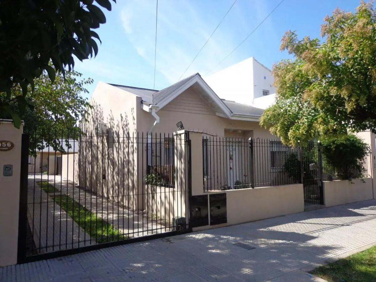 CASA 3 AMBIENTES EN EXCELENTE ZONA TODOS LOS SERVICIOS. 3