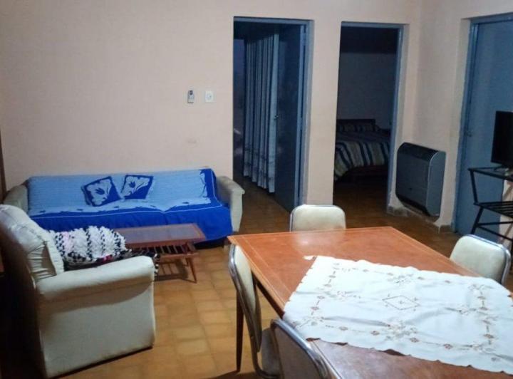Venta de Casa, salón comercial, galpón y 2 dptos, 3
