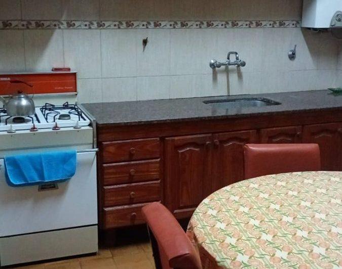 Venta de Casa, salón comercial, galpón y 2 dptos, 4