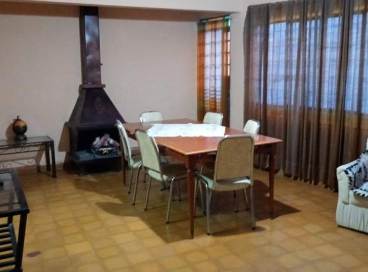 Venta de Casa, salón comercial, galpón y 2 dptos, 1
