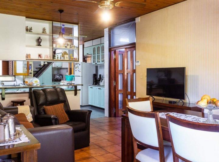 CASA EN VENTA GRAN PARQUIZADO Y PILETA GODOY CRUZ 5
