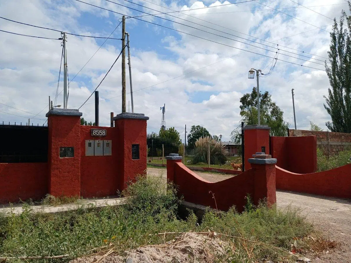 Lote en Venta Los Corralitos pileta, quincho, casa 4