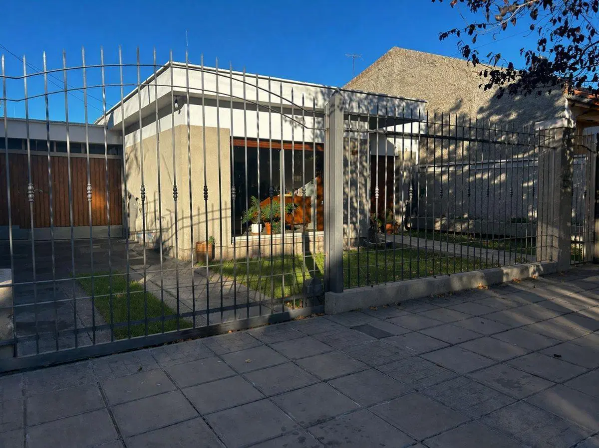 Casa en venta 3 dormitorios en centro de Tunuyán 2