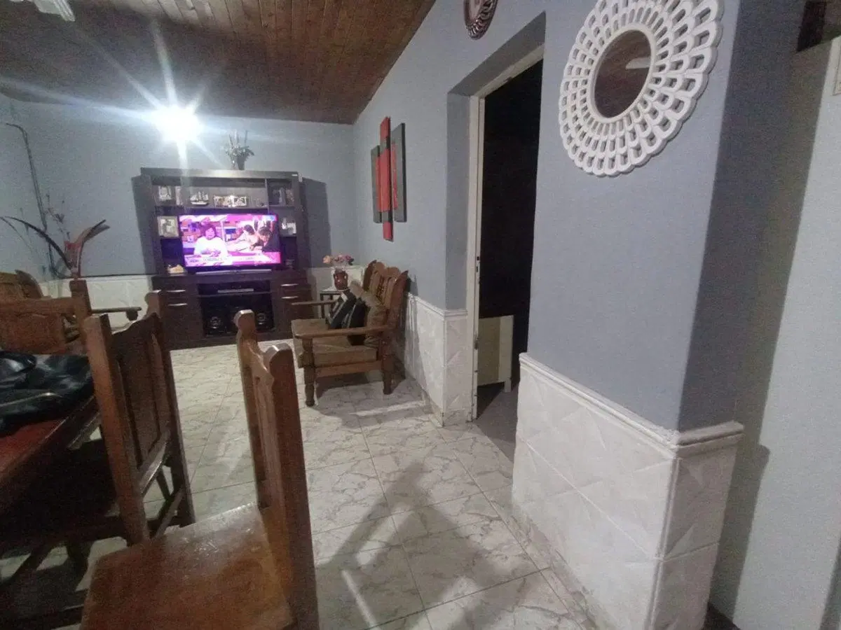 VENTA DE CASA (4 AMBIENTES) EN LAS HERAS 2