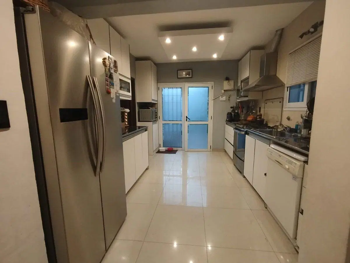 CASA CON PILETA EN VENTA (7 AMBIENTES) LAS HERAS 4