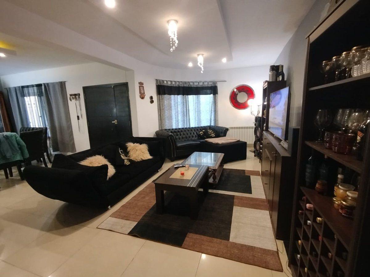 CASA CON PILETA EN VENTA (7 AMBIENTES) LAS HERAS