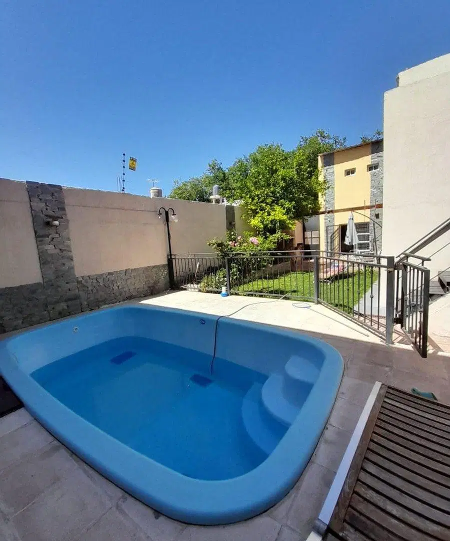 CASA CON PILETA EN VENTA (7 AMBIENTES) LAS HERAS 5