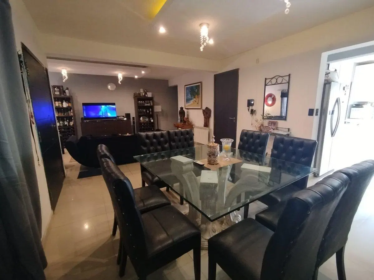 CASA CON PILETA EN VENTA (7 AMBIENTES) LAS HERAS 3