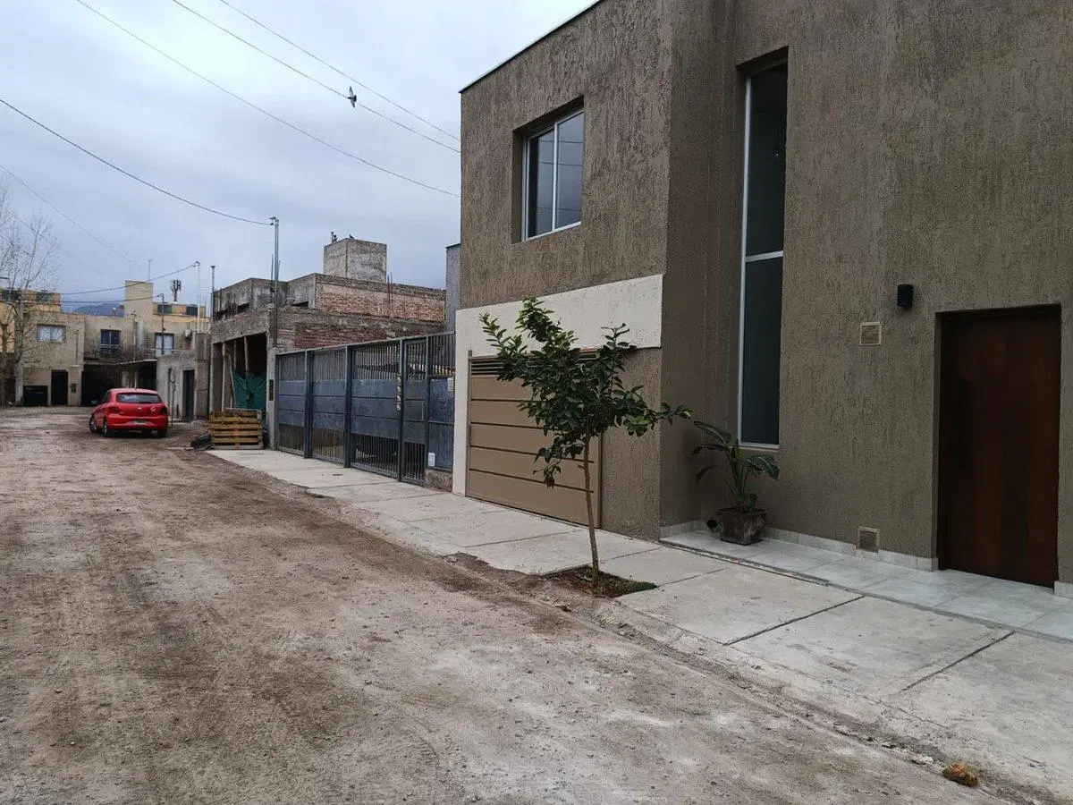 CASA EN VENTA MODERNA 2 PISOS B° CERRADO 2 COCHERA 8