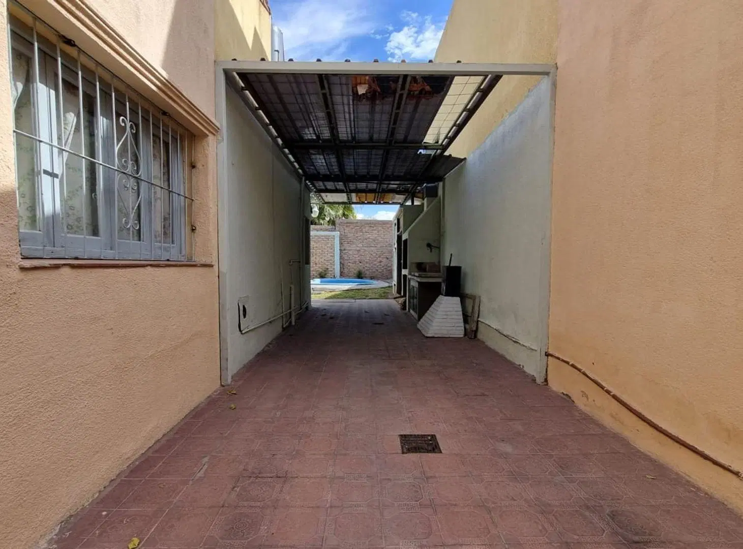 CASA CON PILETA EN VENTA VILLANUEVA-GUAYMALLEN 3