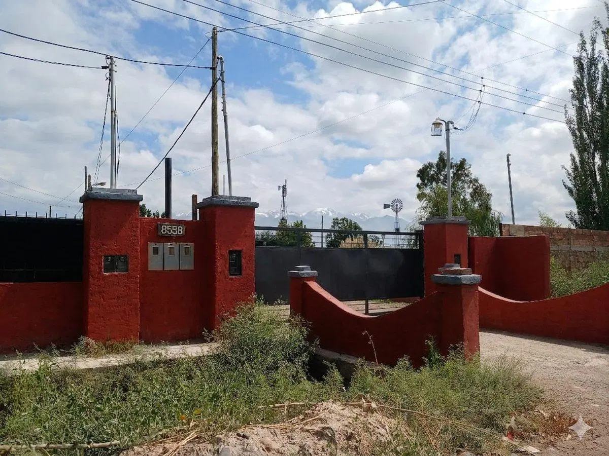 Lote en Venta Los Corralitos pileta, quincho, casa 5