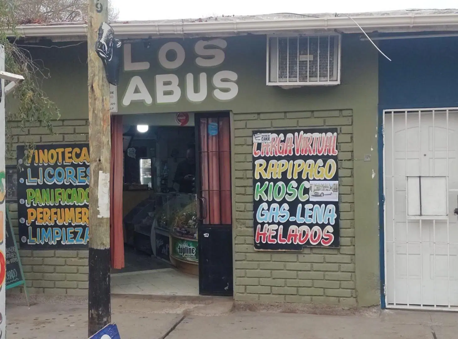 VENTA DE 3 LOCALES COMERCIALES Y DEPARTAMENTO 4