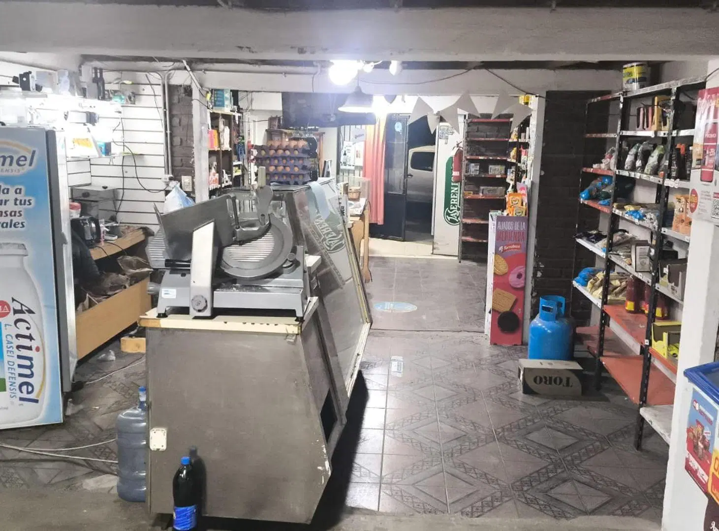 VENTA DE 3 LOCALES COMERCIALES Y DEPARTAMENTO 8