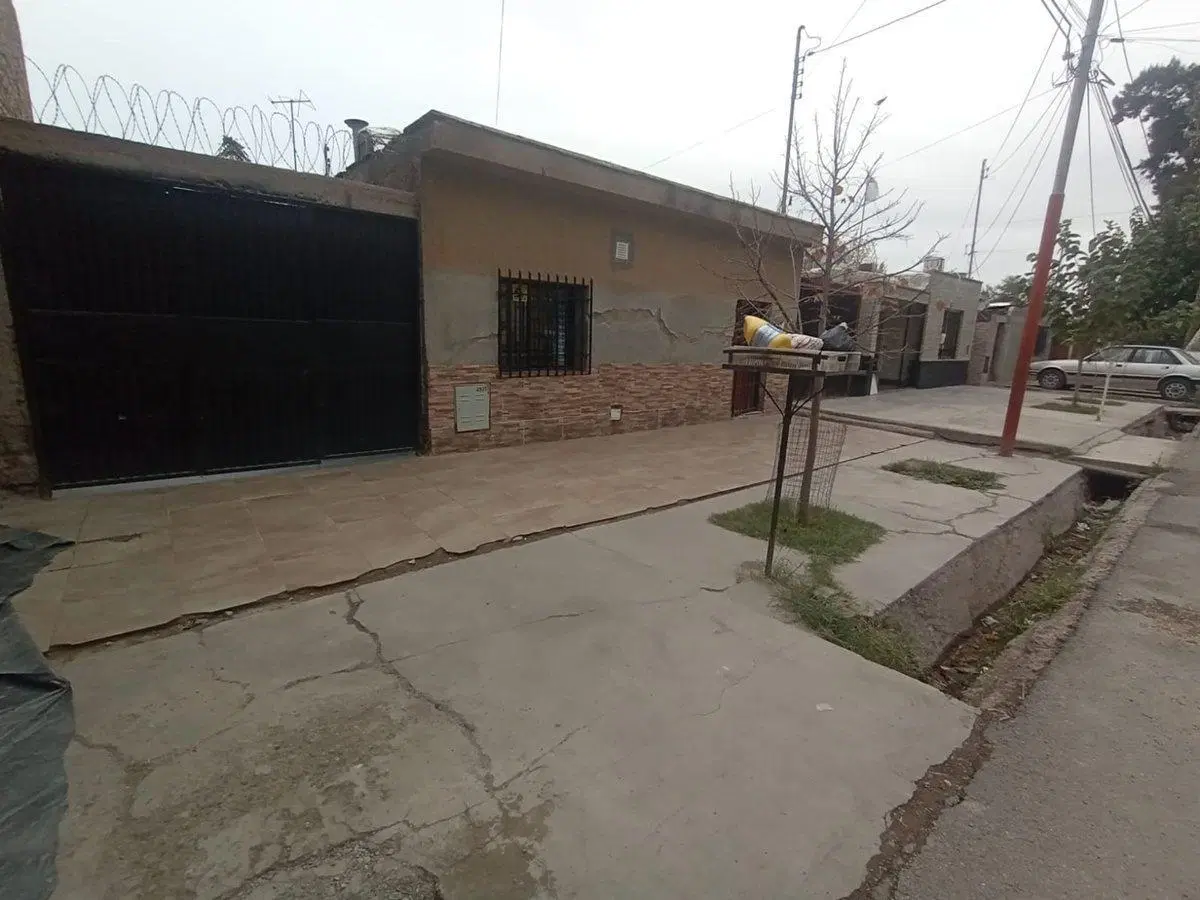 CASA A LA VENTA(4 AMBIENTES) LAS  HERAS 3