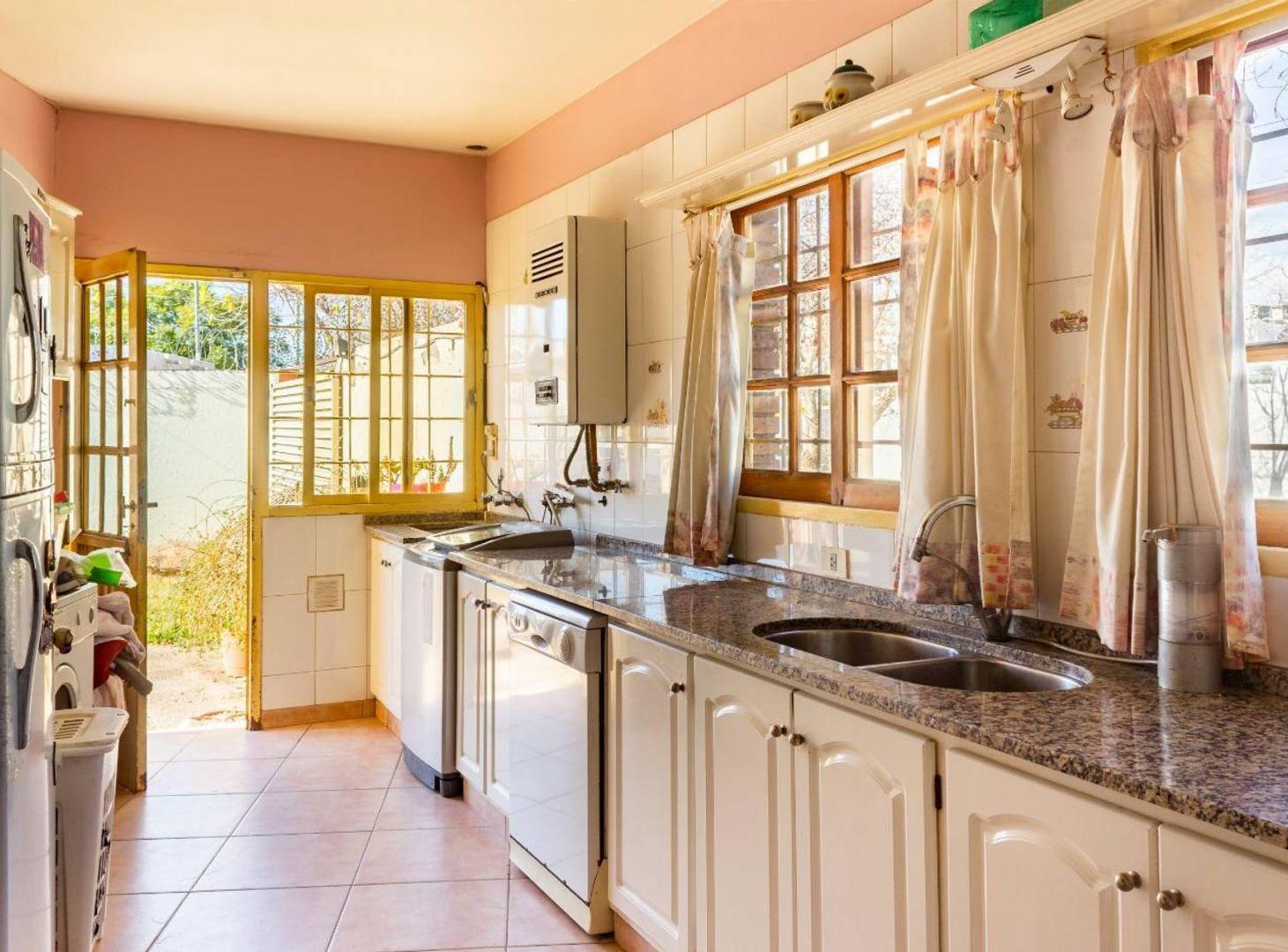 Foto de VENTA CASA ESQUINA 6 DORM. 3 BAÑOS GODOY CRUZ, imagen 4
