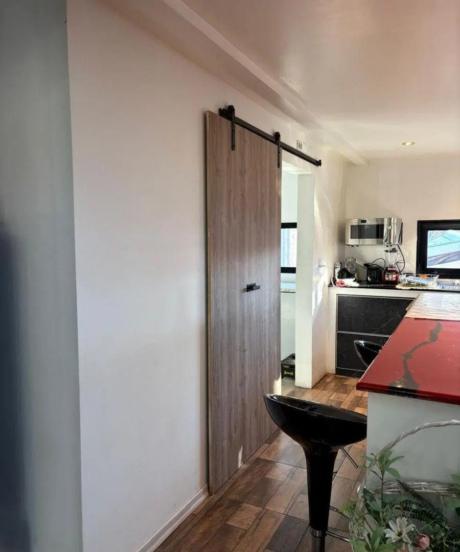 CASA CON PARQUE Y PILETA -PLOTTIER 4
