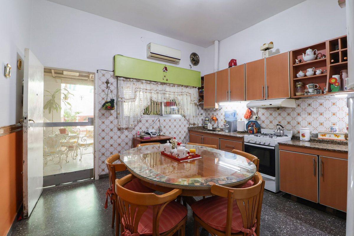 Venta casa 3 amb, terraza, patio, coch. Avellaneda