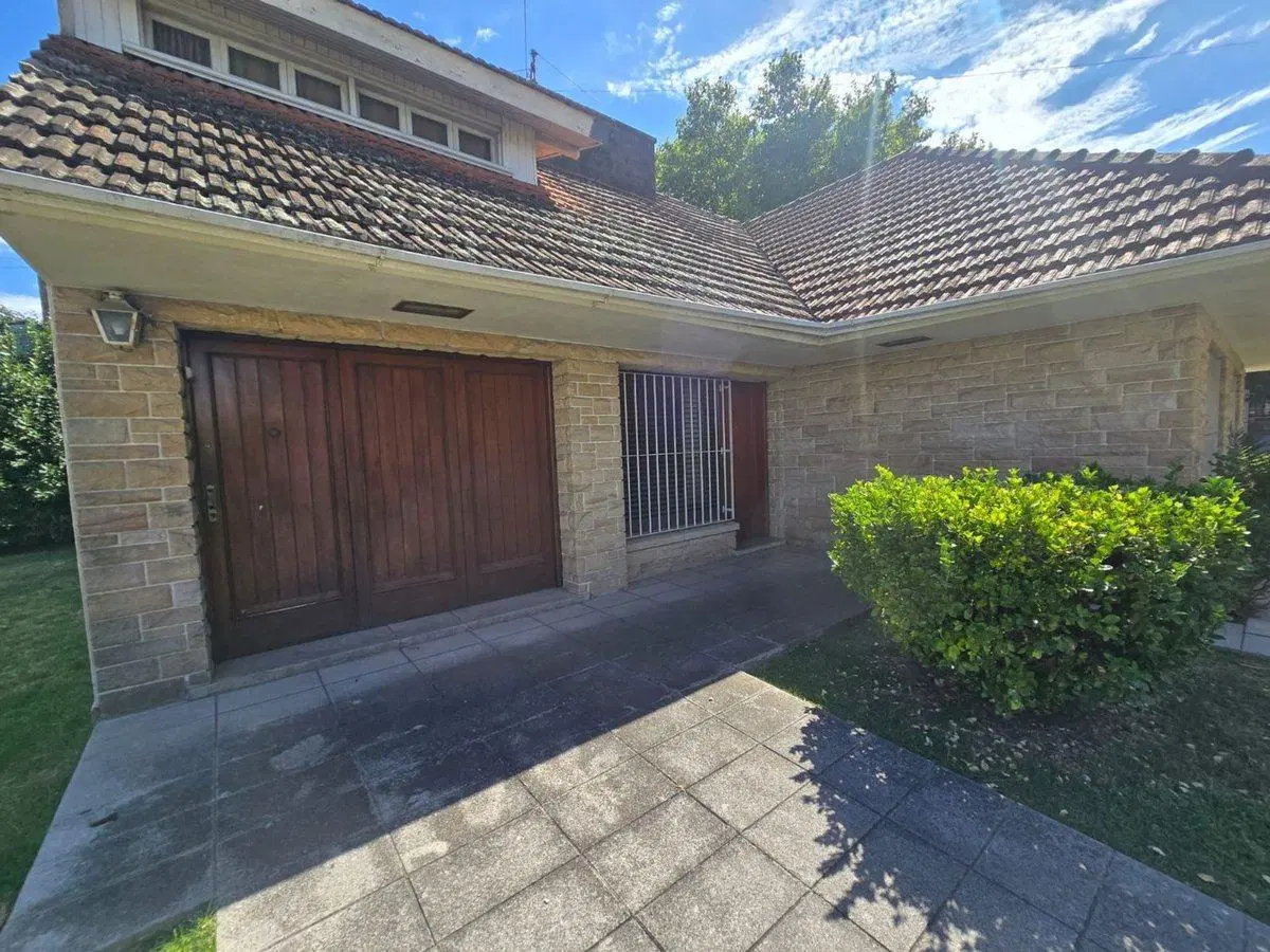 Casa 8 Amb. Venta. Burzaco centro. Garage 2 autos 3