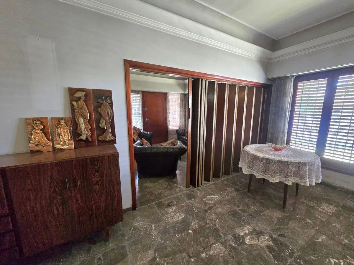 Casa 8 Amb. Venta. Burzaco centro. Garage 2 autos 4