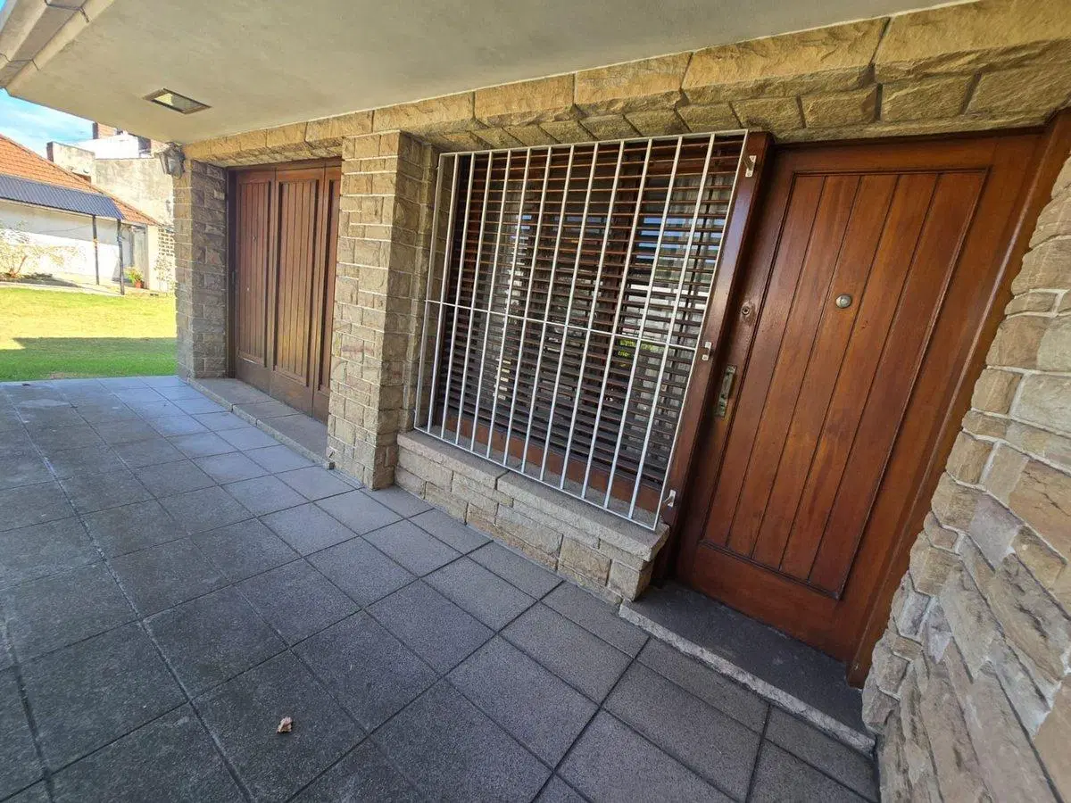 Casa 8 Amb. Venta. Burzaco centro. Garage 2 autos 5