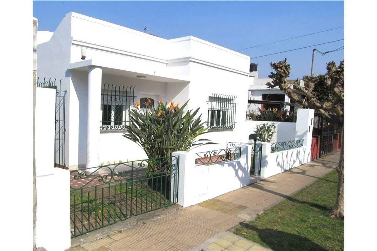Venta casa 4  ambientes en castelar norte C/fondo. 2