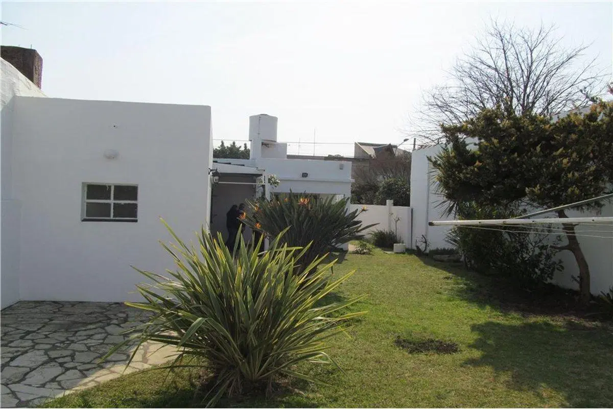 Venta casa 4  ambientes en castelar norte C/fondo. 3