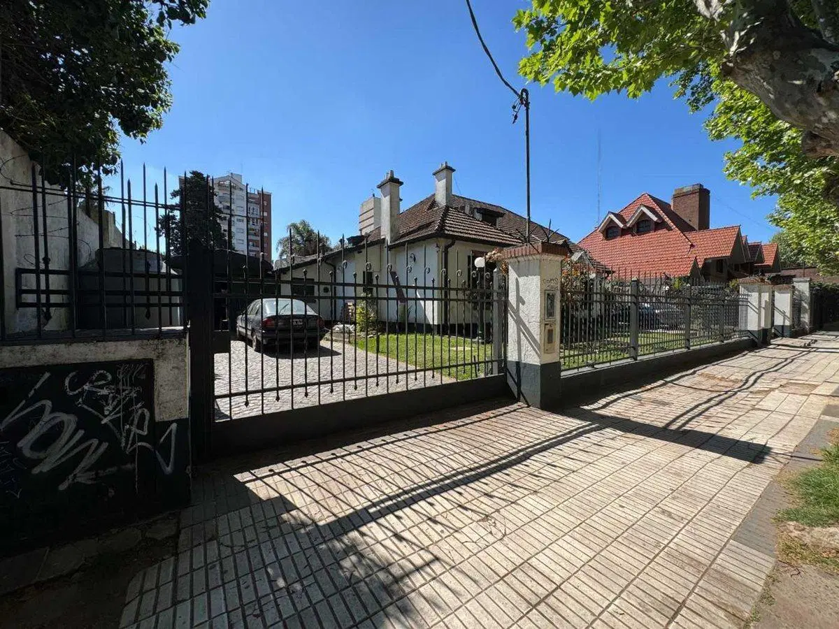VENTA CASA 8 AMBIENTES CON JARDIN MONTE GRANDE 4