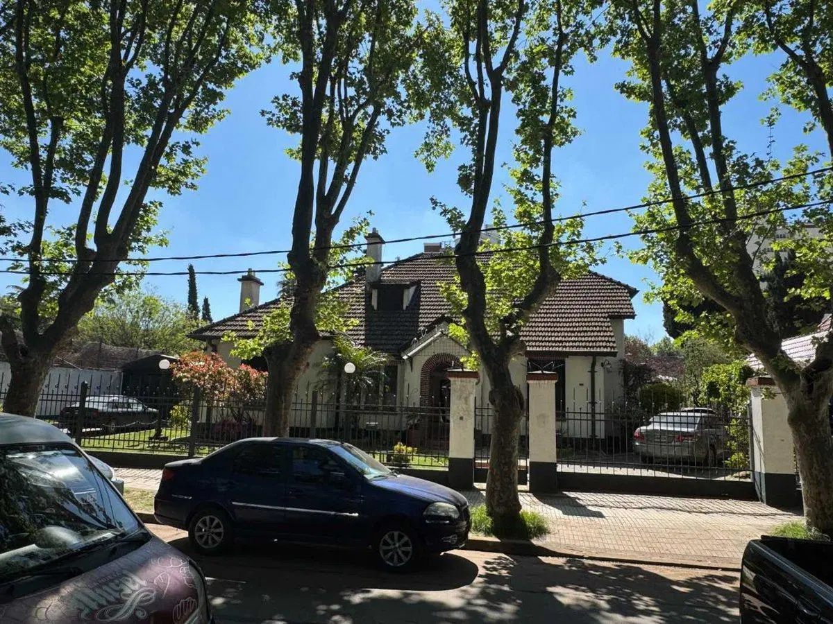 VENTA CASA 8 AMBIENTES CON JARDIN MONTE GRANDE 5