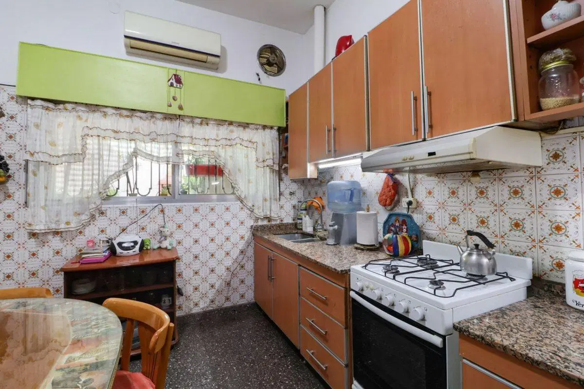 Venta casa 3 amb, terraza, patio, coch. Avellaneda 4