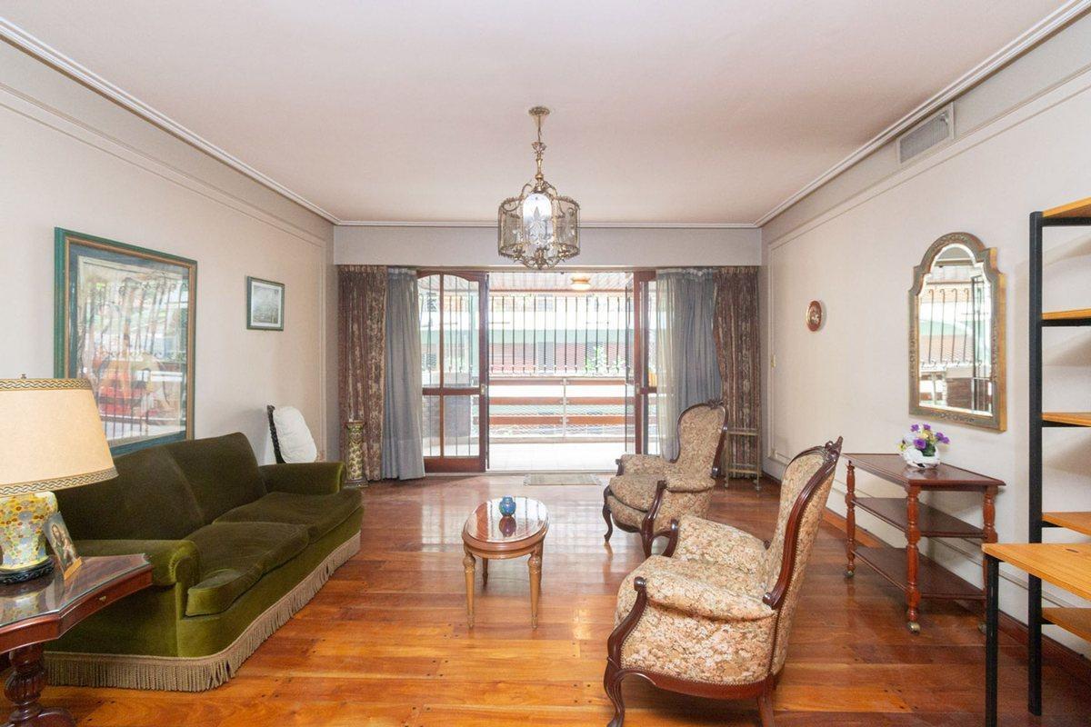 VENTA PISO 4 AMB + DEPENDENCIA Y COCHERA EN FLORES