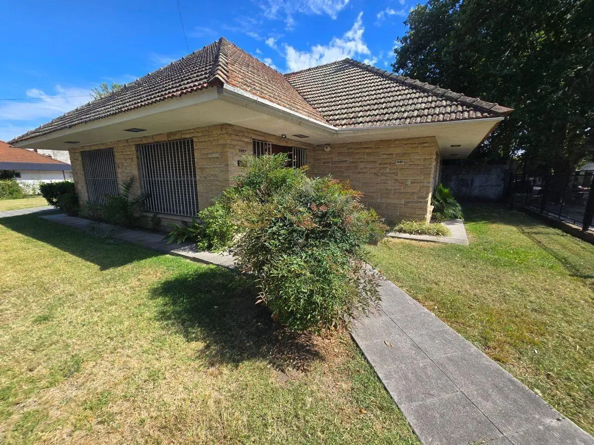 Casa 8 Amb. Venta. Burzaco centro. Garage 2 autos 3