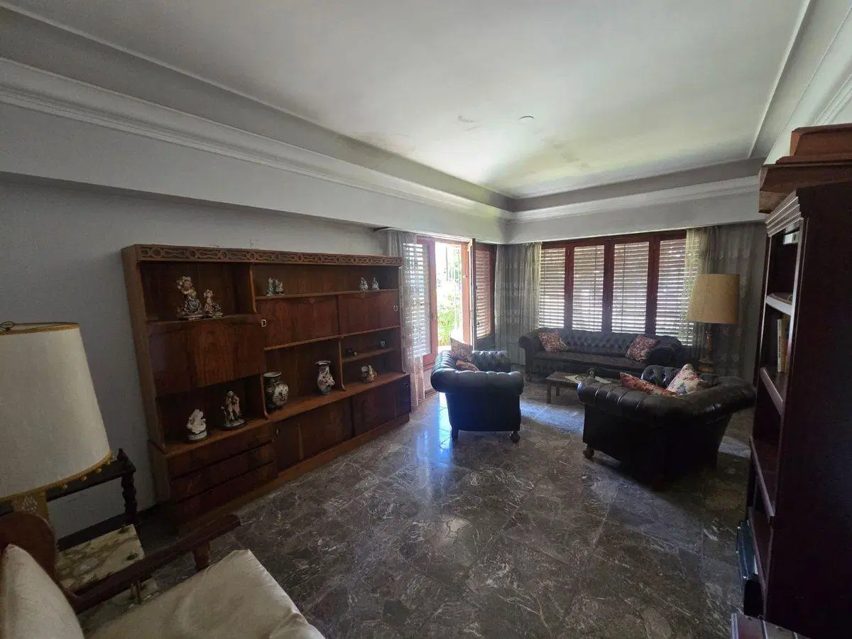 Casa 8 Amb. Venta. Burzaco centro. Garage 2 autos 4