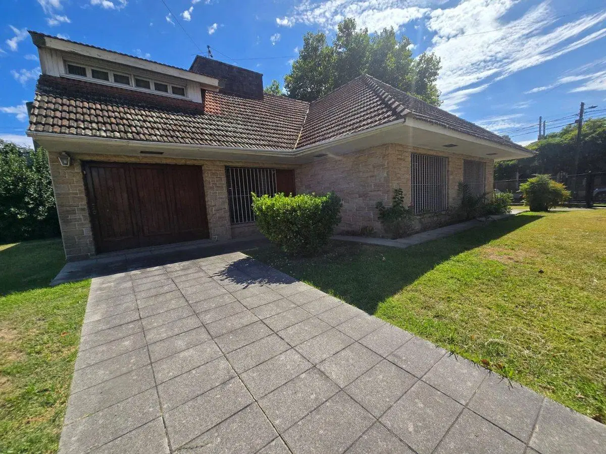Casa 8 Amb. Venta. Burzaco centro. Garage 2 autos 2