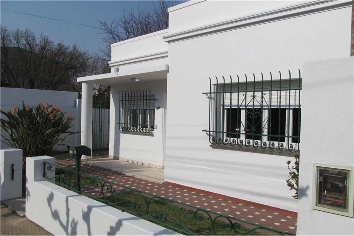 Venta casa 4 ambientes en castelar norte C/fondo.