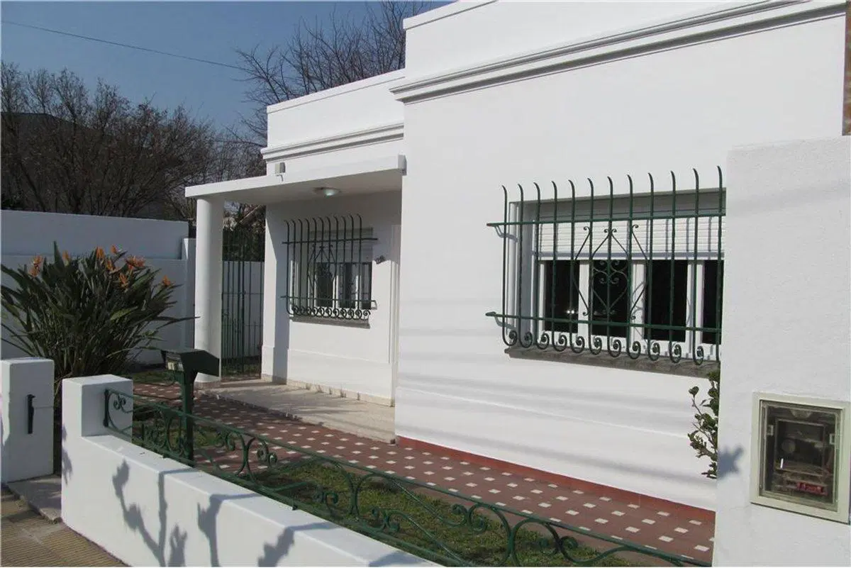 Venta casa 4  ambientes en castelar norte C/fondo. 2