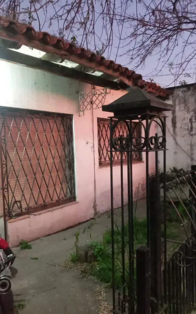 Venta casa 3 ambientes Grand Bourg a refaccionar 2