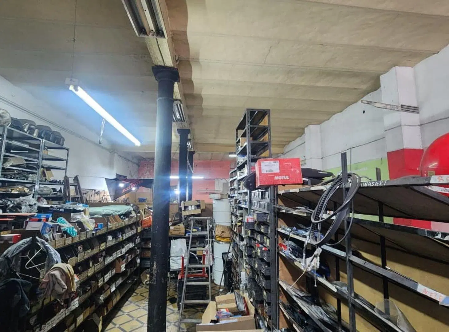 Alquiler comercial local, 199 mts en Lima al 1100 2