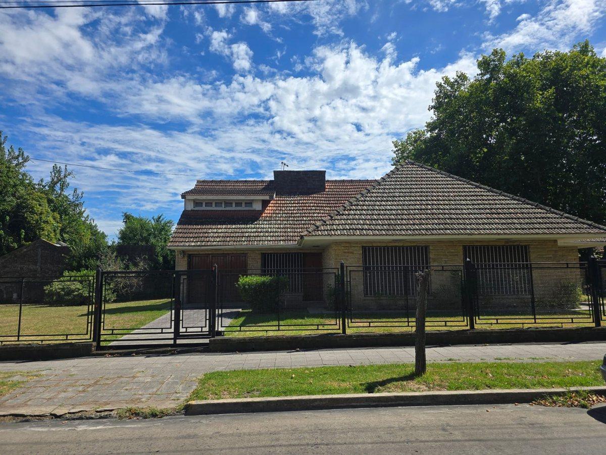 Foto de Casa 8 Amb. Venta. Burzaco centro. Garage 2 autos, imagen 2
